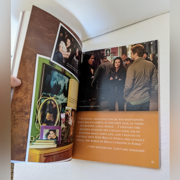 The Twilight Saga New Moon The Official Illustrated Movie Companion Book - Picture 7 of 10